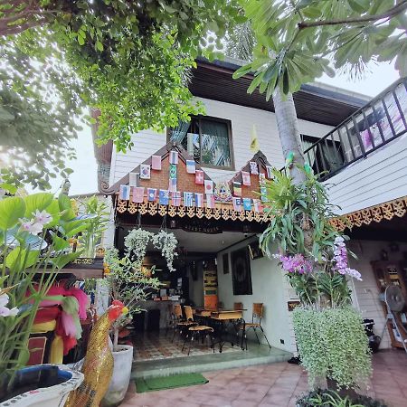 Tavee Guesthouse Bangkok Bagian luar foto